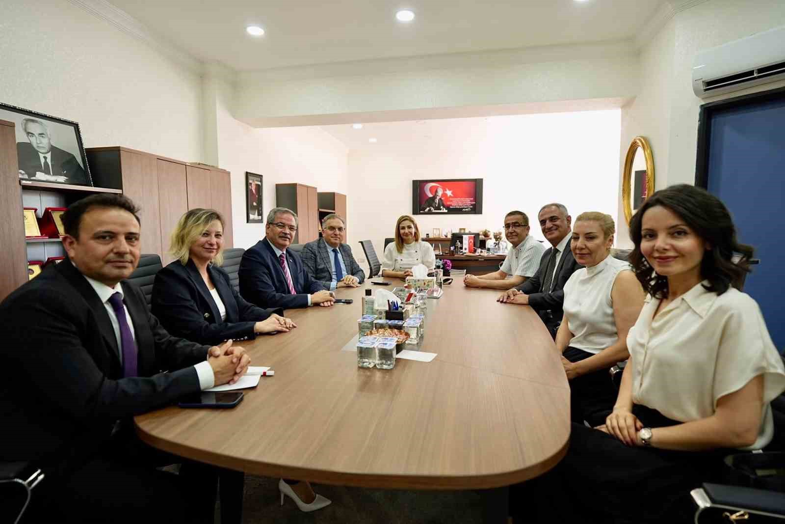 il-milli-egitim-muduru-dr-arpaci-dan-lgs-basarisiyla-one-cikan-gaziantep-kolej-vakfi-ozel-okullarina-anlamli-ziyaret