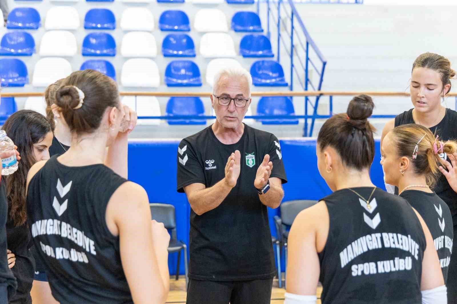 manavgat-belediyespor-kadin-voleybol-takimi-yeni-sezona-hazirlaniyor