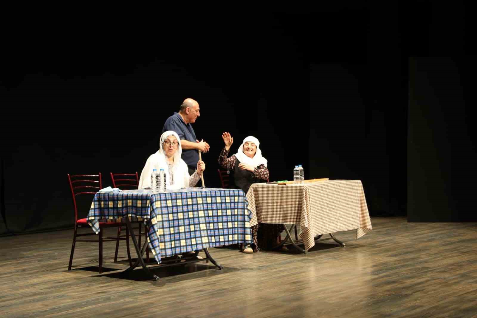 aydin-da-lokanta-oyunu-tiyatroseverlerden-tam-not-aldi