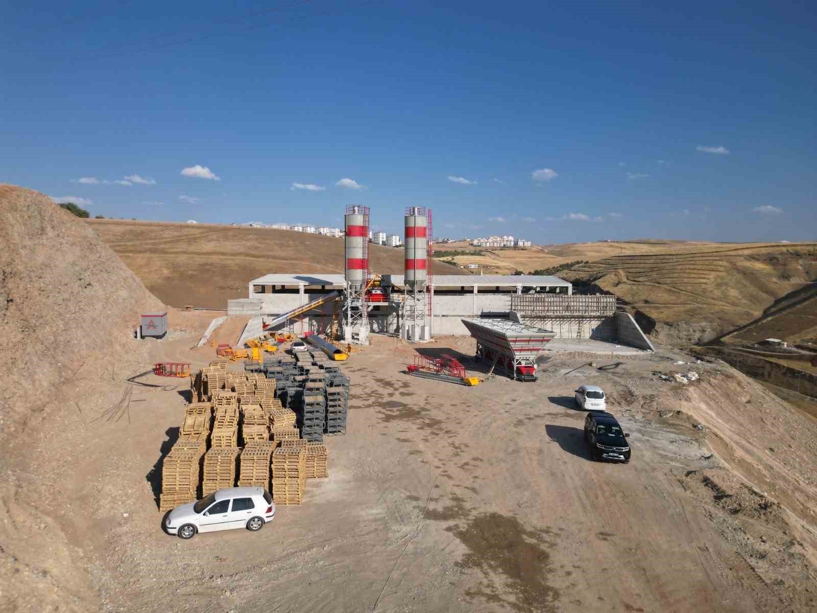 siirt-in-altyapisini-guclendirecek-beton-santrali-ve-parke-tasi-uretim-tesisinin-kurulumu-basladi