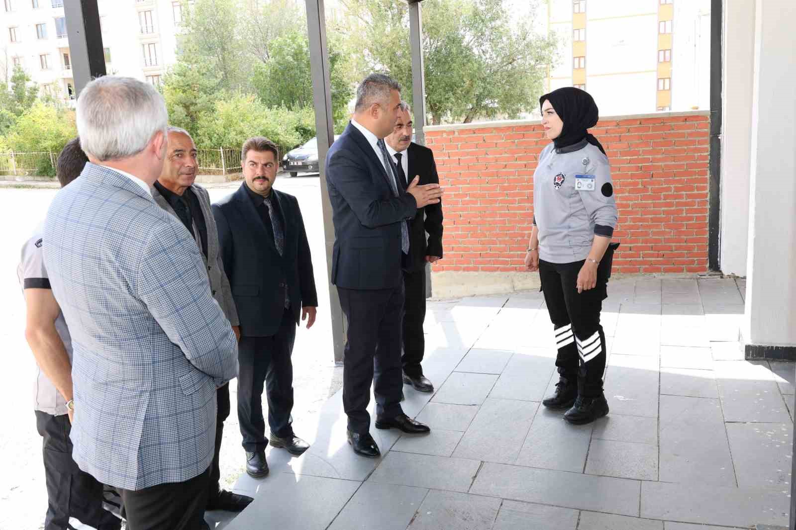 okul-bahce-gorevlileri-gorev-basinda