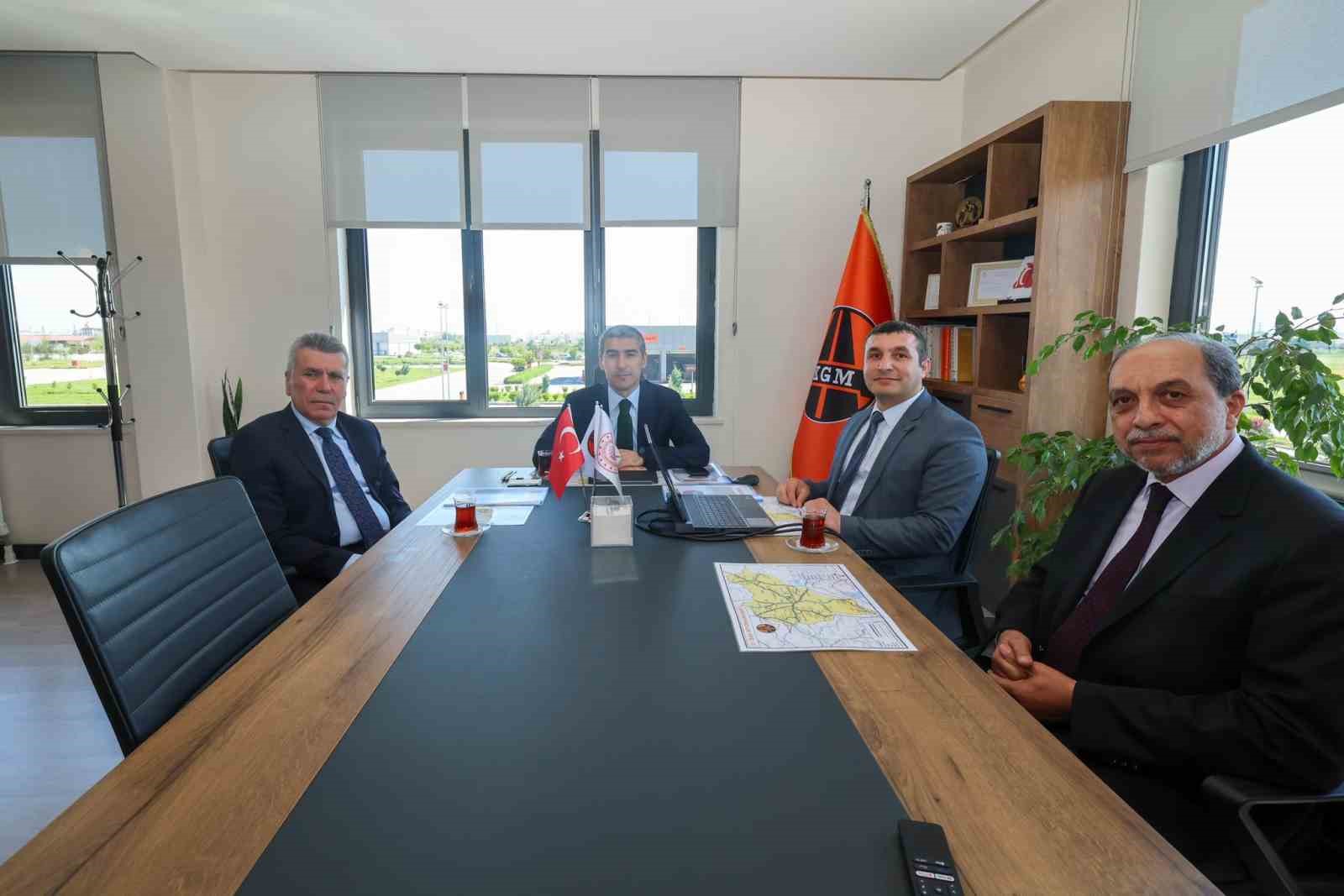vali-aktas-karayollari-yatirimlariyla-ilgili-bilgilendirildi