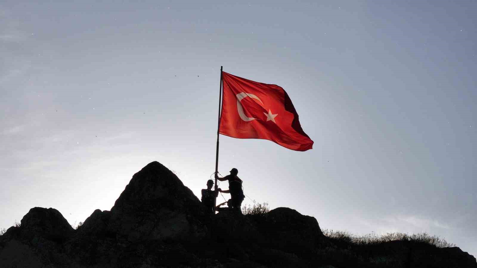 sivas-ta-bu-kalede-8-asirdir-turk-un-bayragi-dalgalaniyor