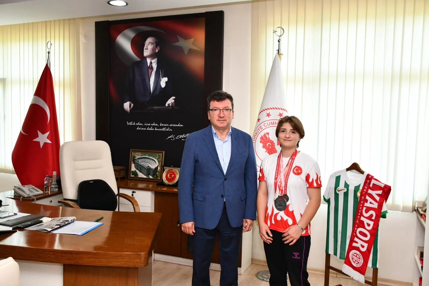 bilek-guresinde-dereceler-elde-eden-ayse-buyukkacar-ilcenin-gururu-oldu