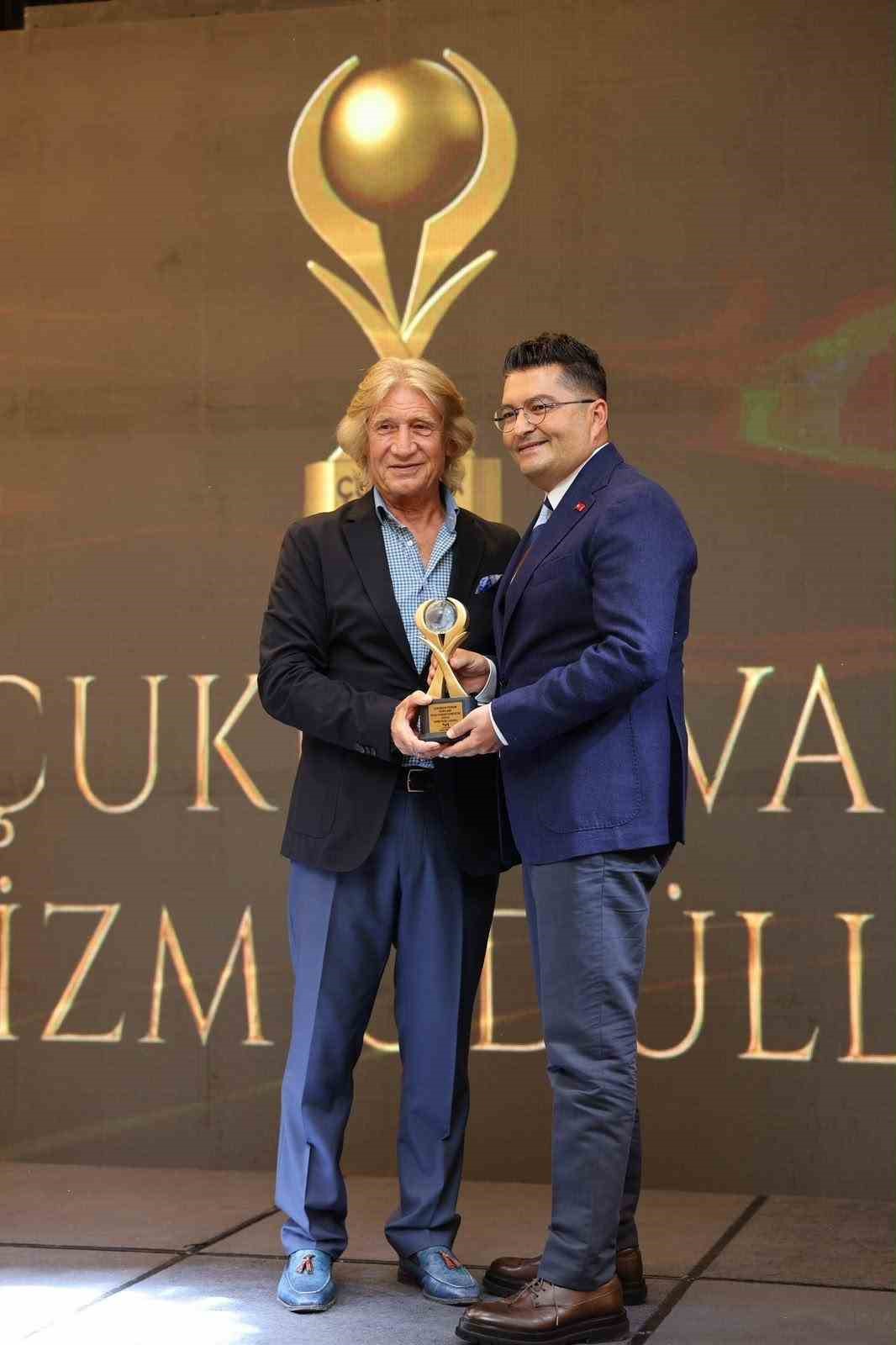 yilin-turizm-yoneticisi-odulu-il-kultur-ve-turizm-muduru-duru-ya-verildi