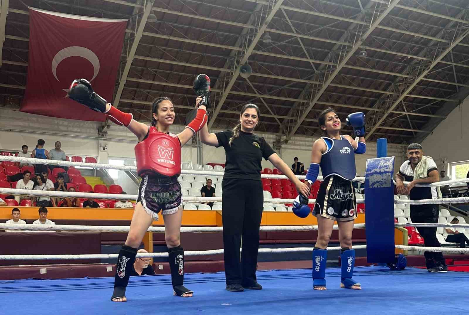 akhisar-da-6-ilden-200-sporcu-ringe-cikti-sampiyon-manisa-oldu