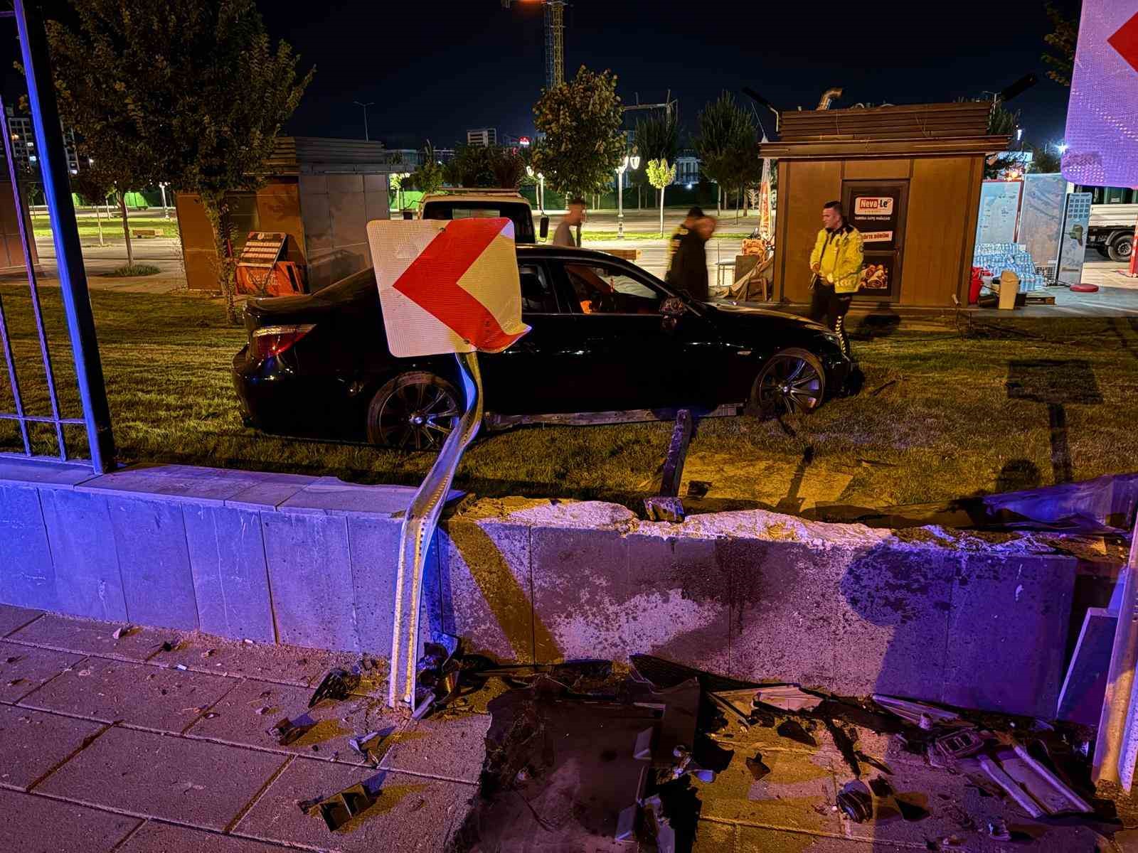 kayseri-de-bir-garip-kaza-kaldirimdan-seken-otomobil-1-metrelik-duvari-asti