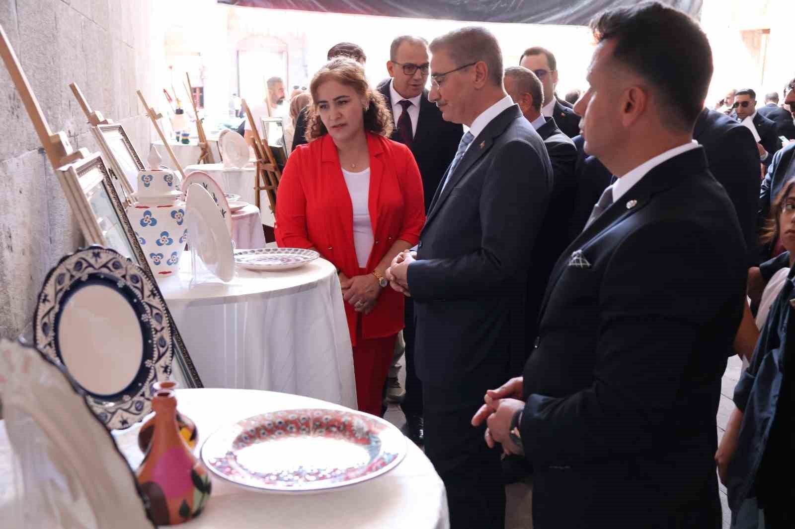 15-temmuz-un-ruhu-sanatla-yasatildi-200-eser-sergilendi
