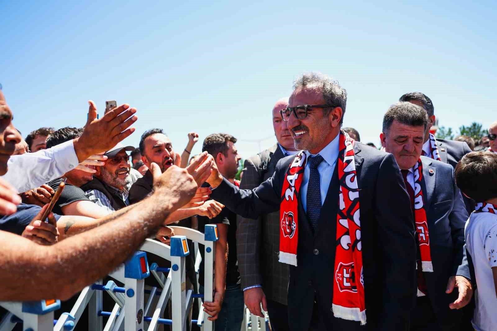 ulukaya-memleketi-erzincan-da-coskuyla-karsilandi