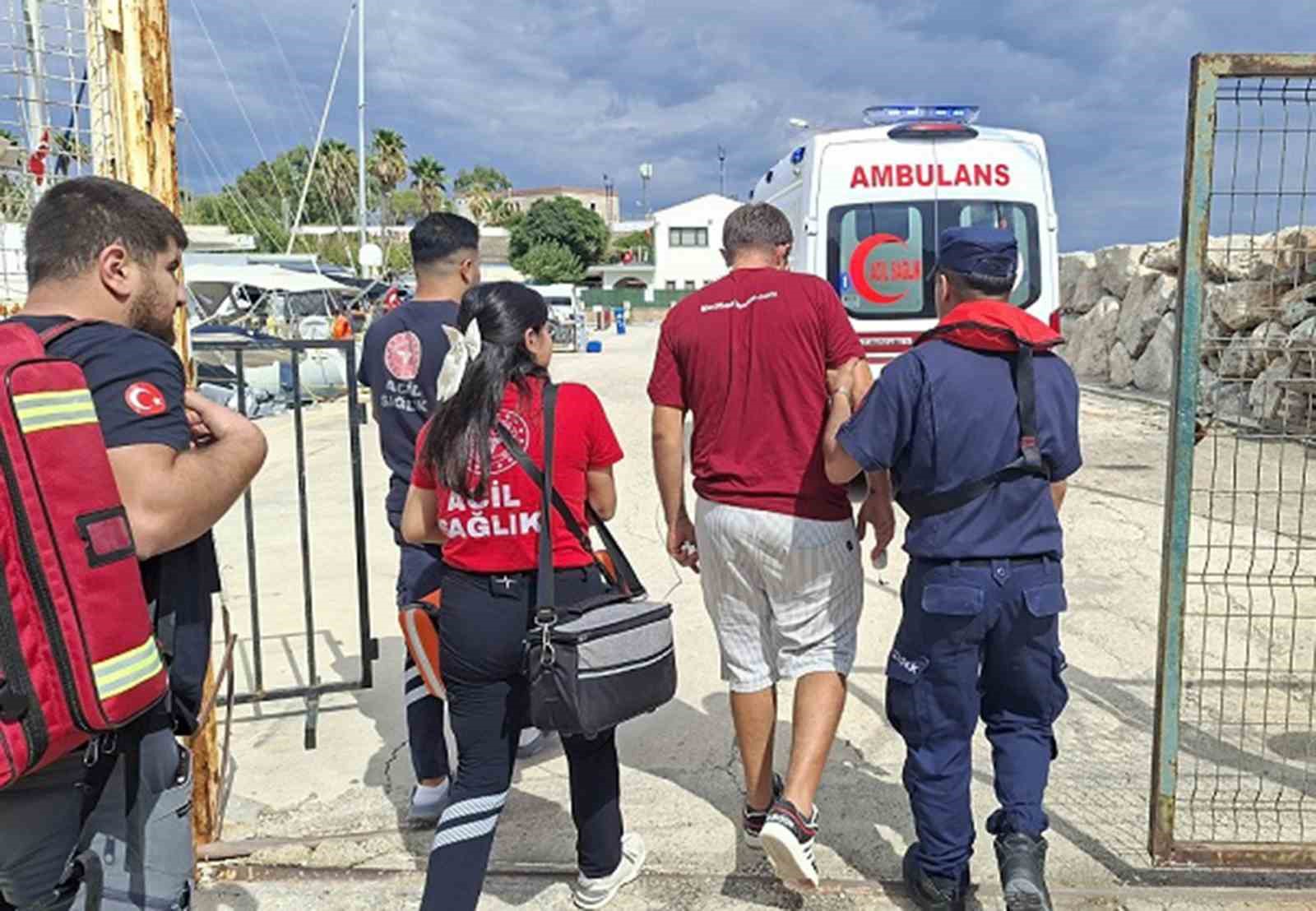 datca-da-gezi-teknesinde-rahatsizlanan-vatandasa-tibbi-tahliye