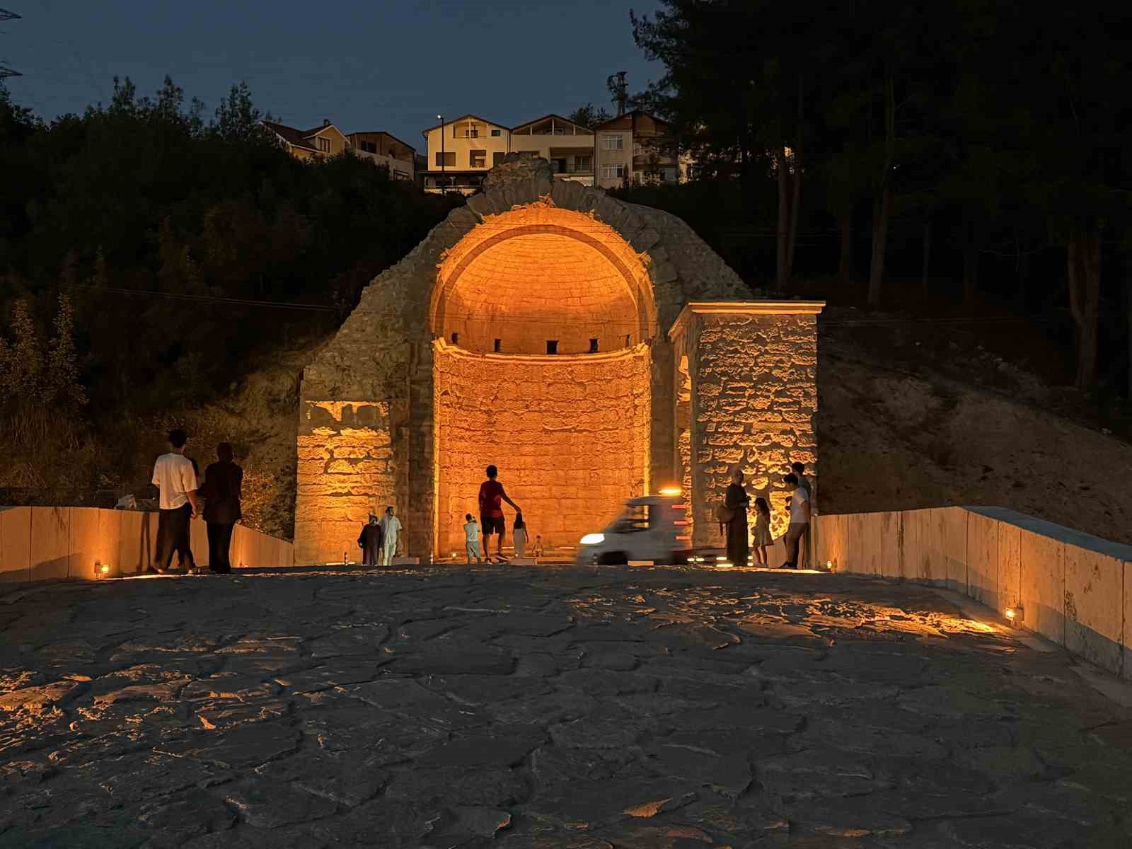 8-yillik-emegin-ardindan-tarihi-justinianus-koprusu-kendine-hayran-birakiyor