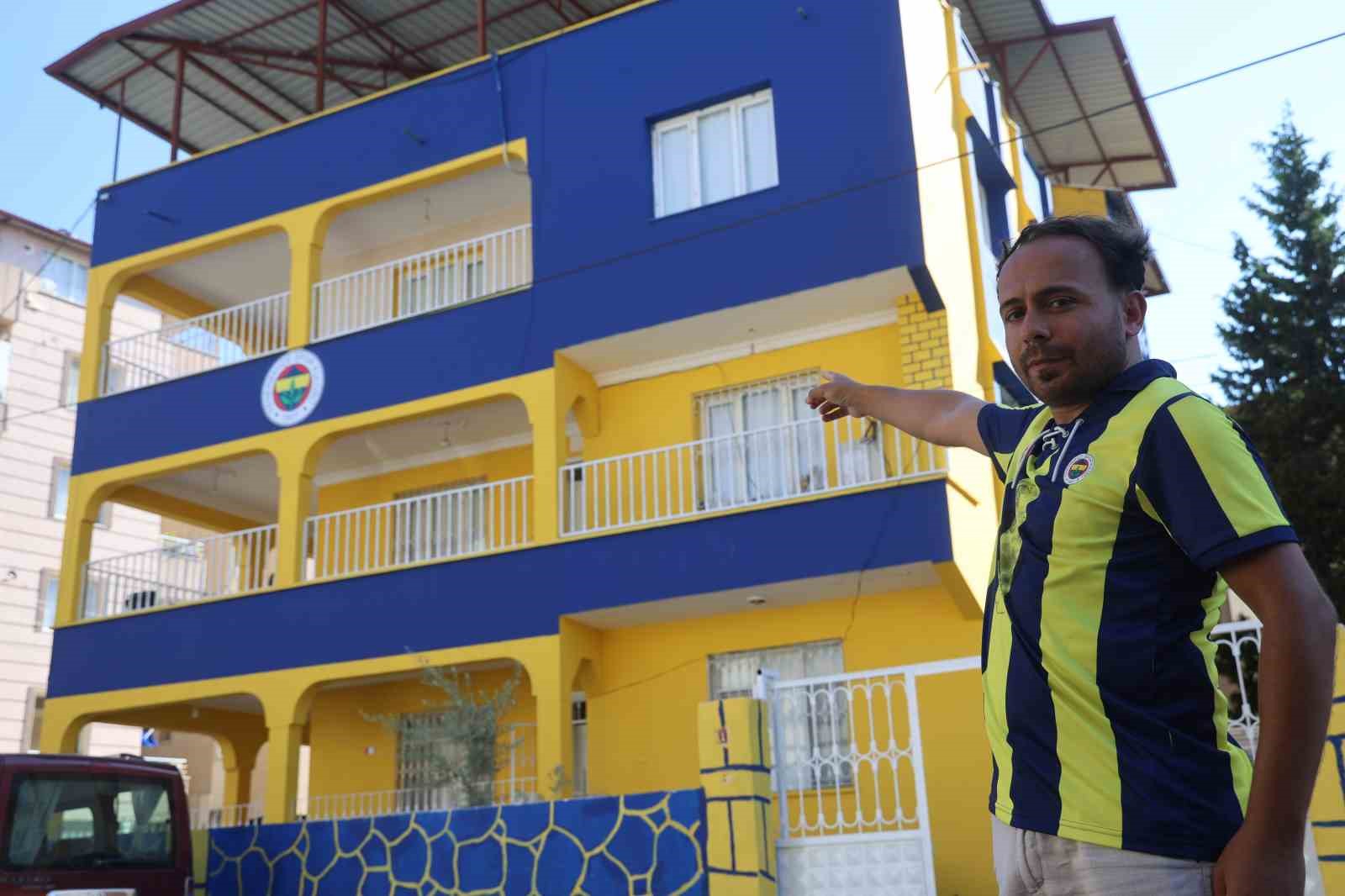 fanatik-ailenin-sari-laciverte-boyatip-amblem-koydurdugu-fenerbahceli-ev-simge-haline-geldi