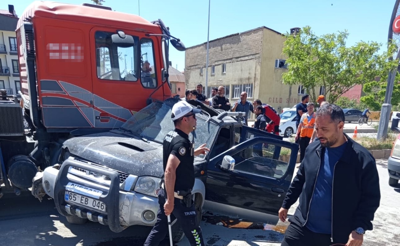 yuksekova-da-hafif-ticari-arac-ile-vinc-carpisti-1-yarali