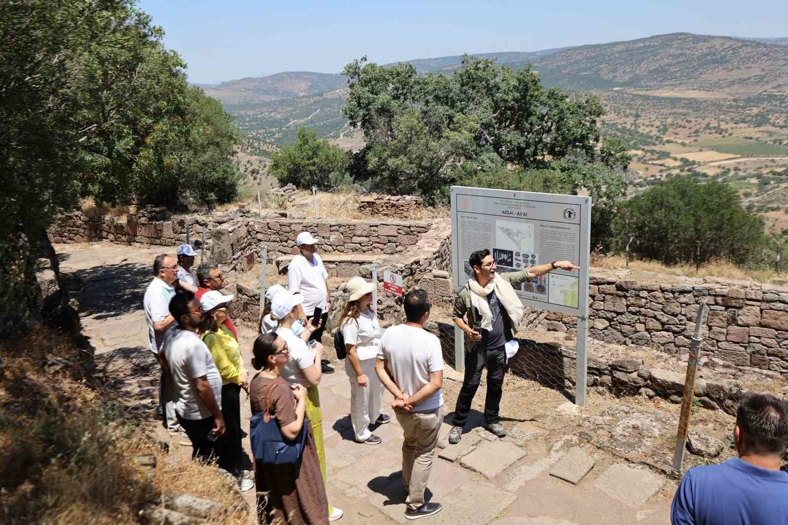 komisyon-uyeleri-yunusemre-nin-tarih-ve-kultur-rotasini-kesfetti