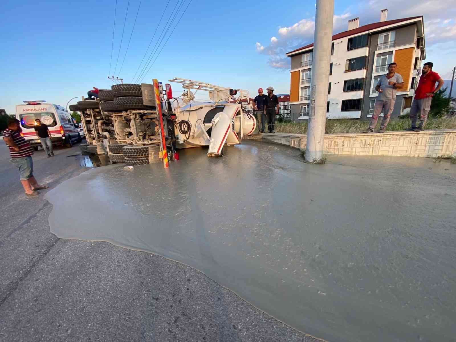 bolu-da-beton-mikseri-devrildi-1-yarali