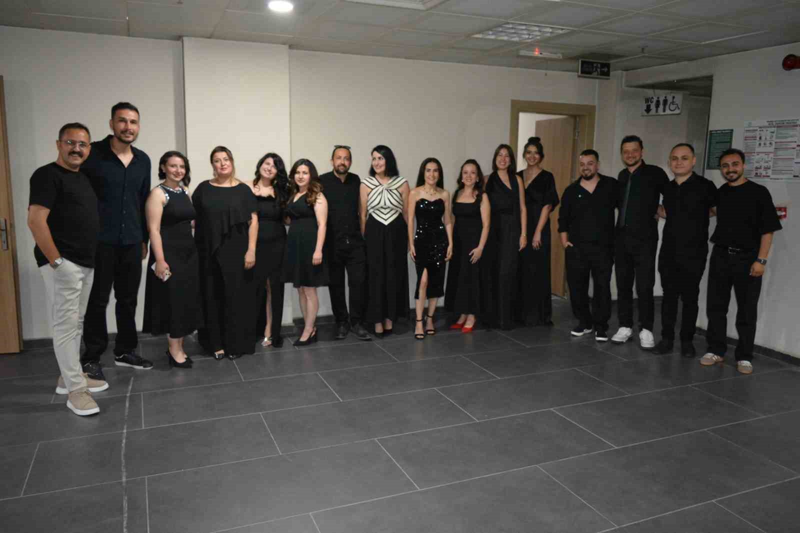 ogretmenler-sahneye-cikti-alasehir-tek-ses-oldu