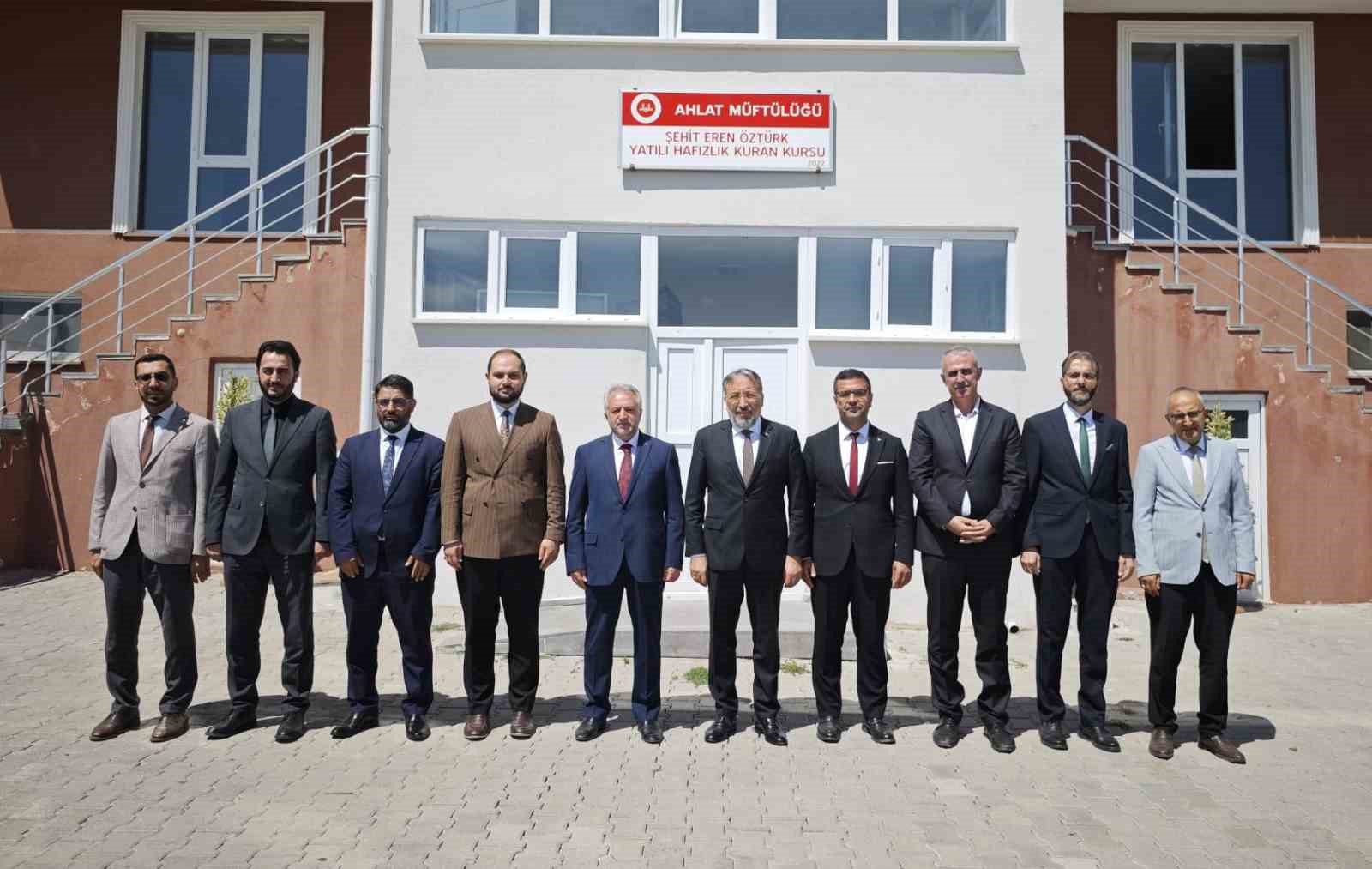 diyanet-isleri-baskani-arpagus-ahlat-ta-ilce-muftuleriyle-bir-araya-geldi