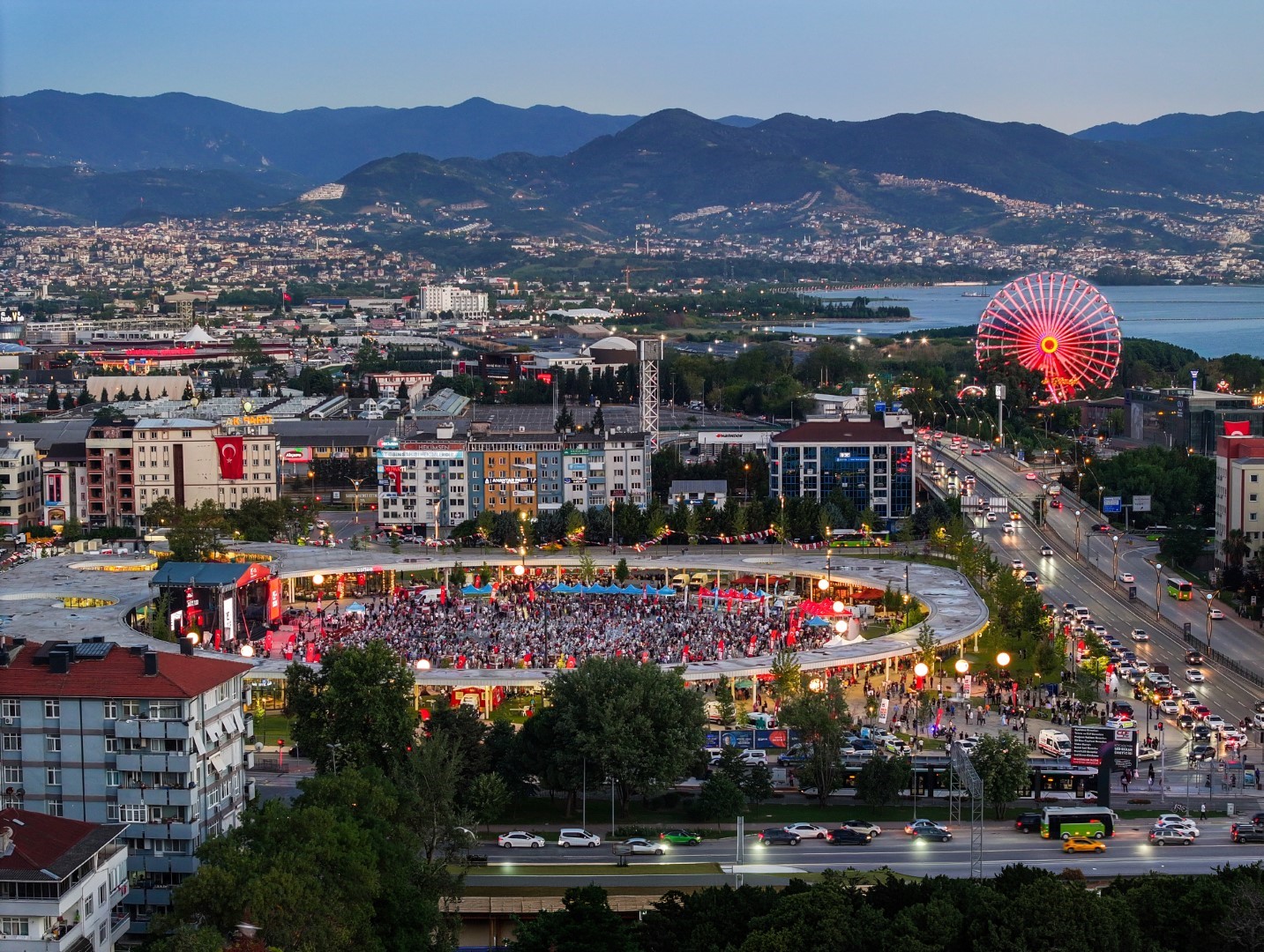 kocaeli-nin-meydanlari-sosyal-hayatin-merkezi-oldu