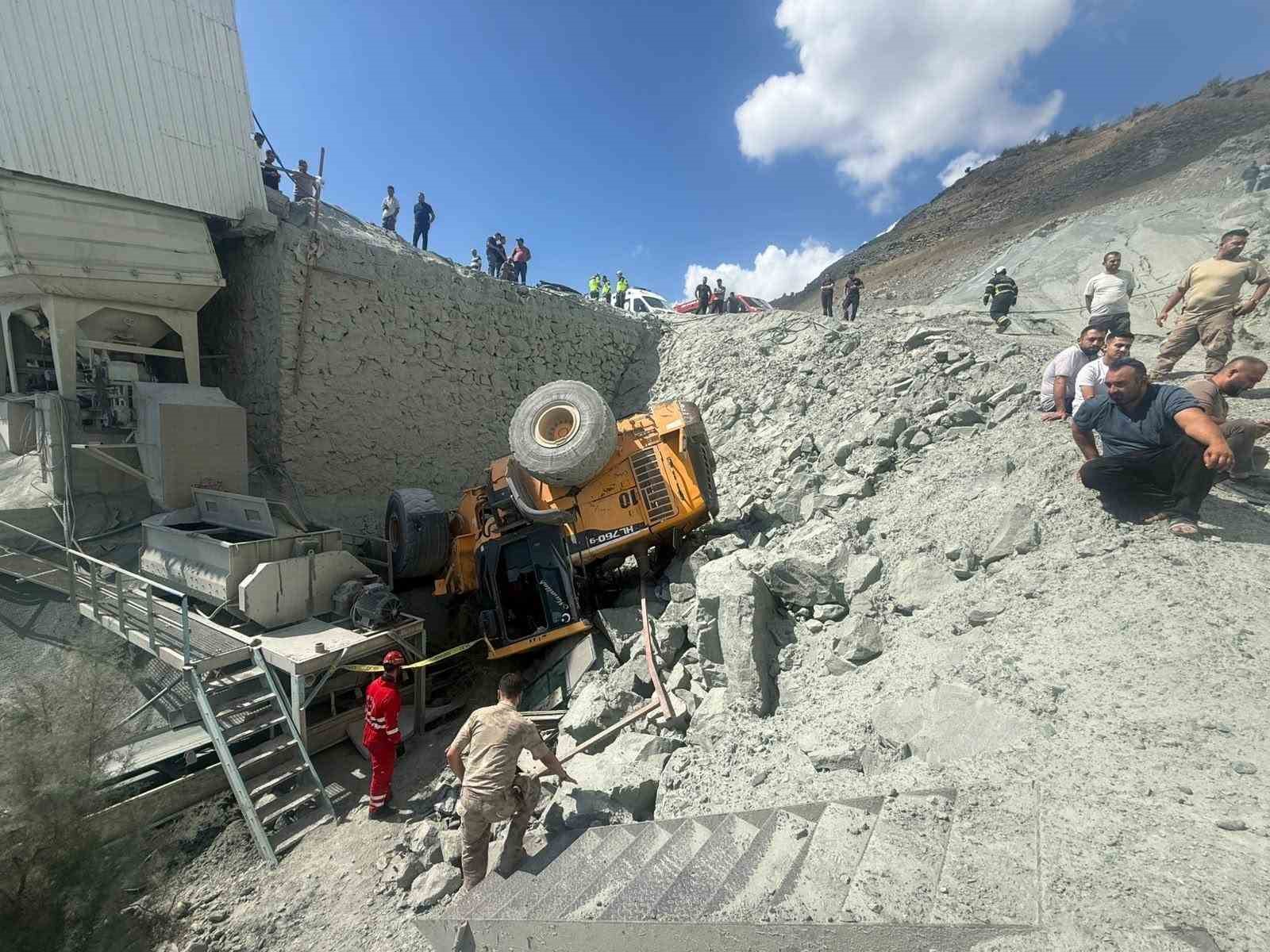 tas-ocaginda-duvardan-devrilen-is-makinesindeki-isci-oldu