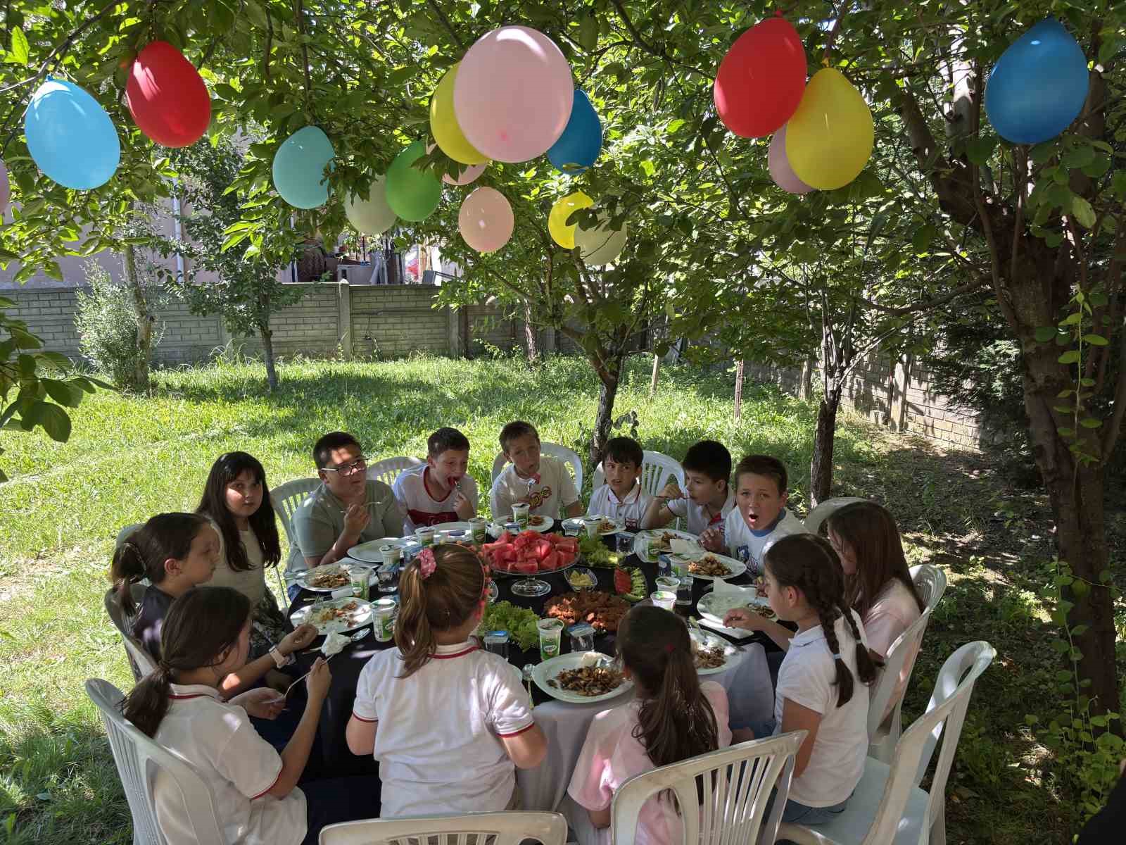3-yildir-ogrencilere-bahcesini-acan-cift-bu-yil-da-gelenegi-bozmadi
