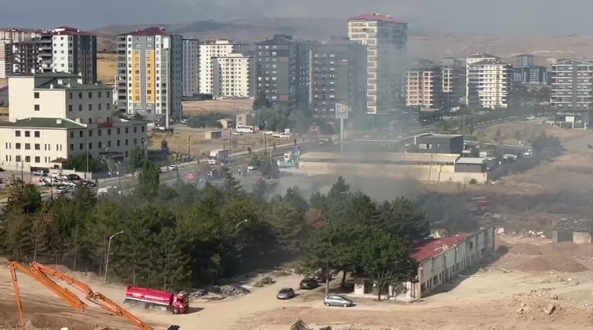 sivas-ta-akaryakit-istasyonu-yaninda-cikan-yangin-panige-neden-oldu