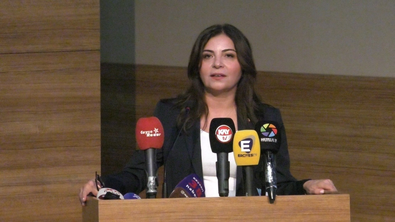 rtuk-ust-kurul-baskan-vekili-gucer-eru-de-ogrencilerle-bulustu