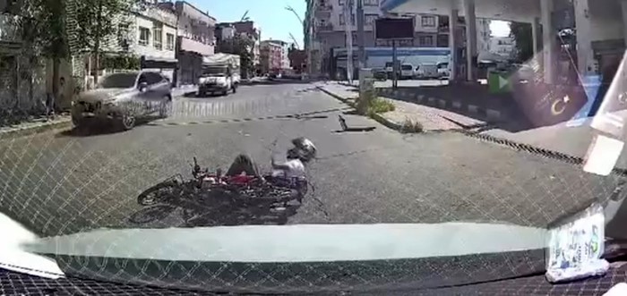 motosikletin-otomobile-carpma-ani-arac-kamerasinda