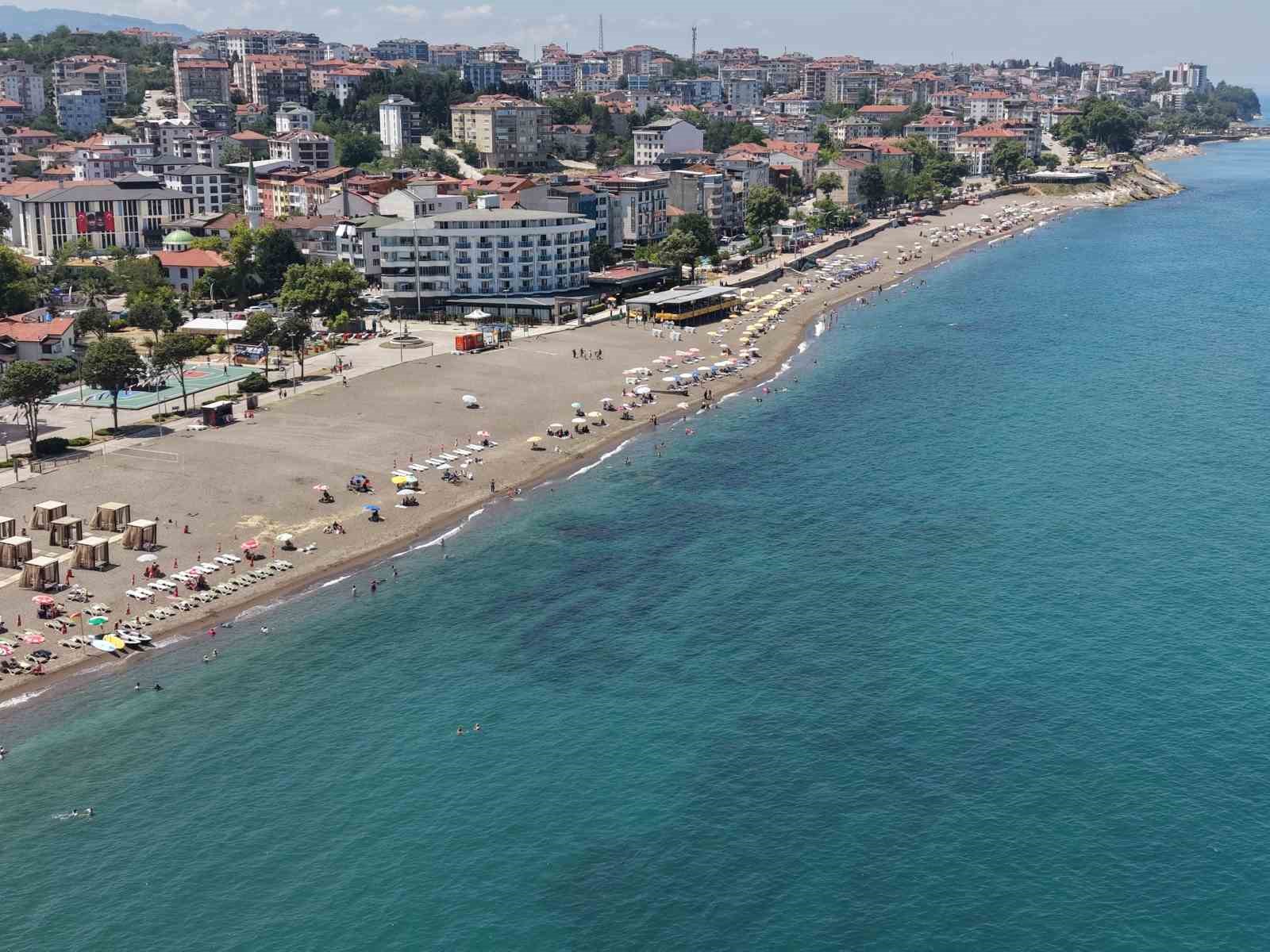 akcakoca-da-termometreler-37-dereceyi-gosterdi-sahiller-doldu-tasti