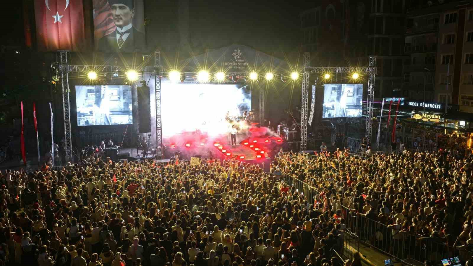 aydin-da-zafer-bayrami-coskusu-mert-demir-konseriyle-doruga-cikti