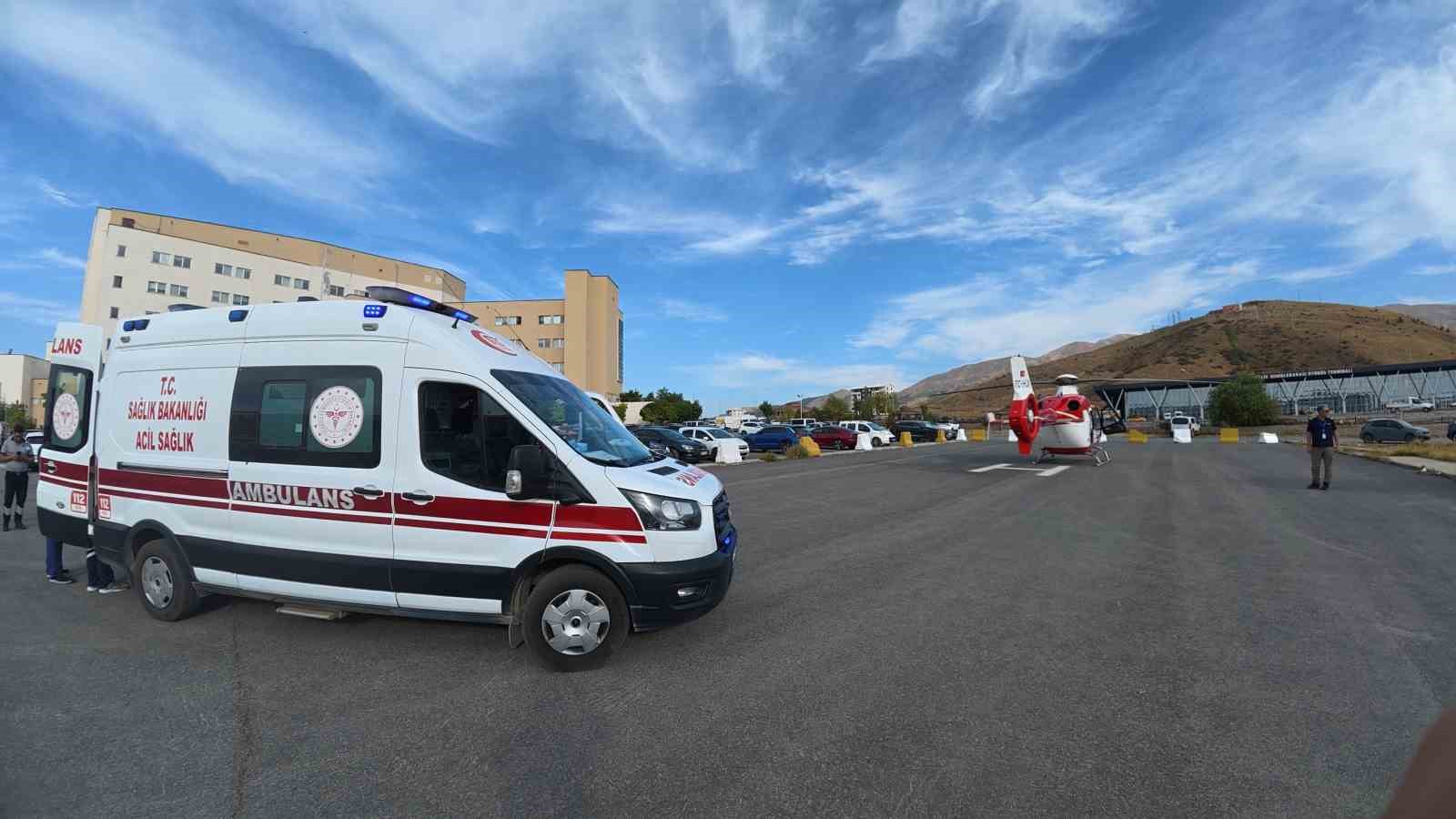 bir-gunluk-bebek-helikopter-ambulansla-van-a-sevk-edildi