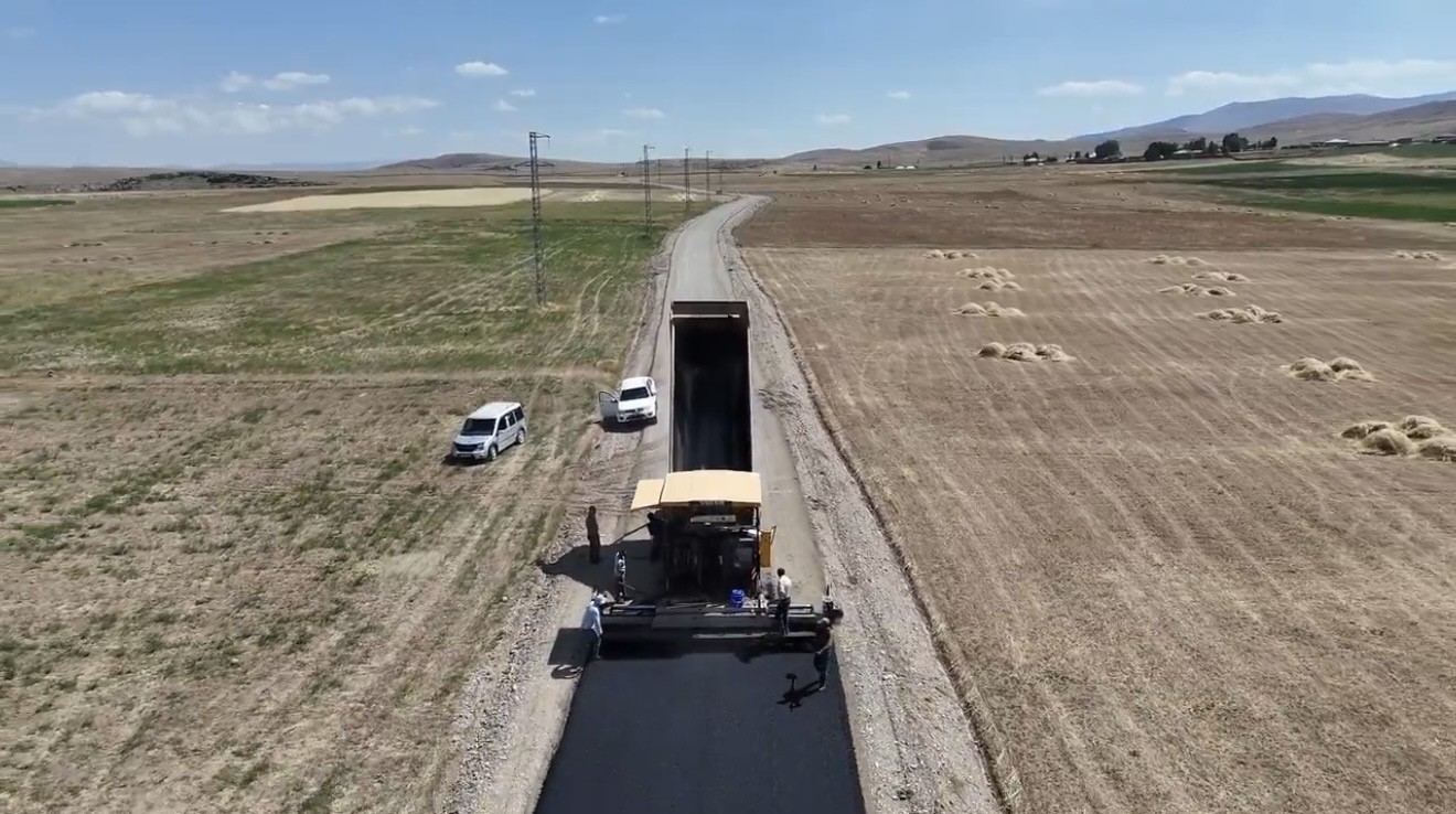 agri-da-koylerde-yol-ve-altyapi-calismalari-suruyor