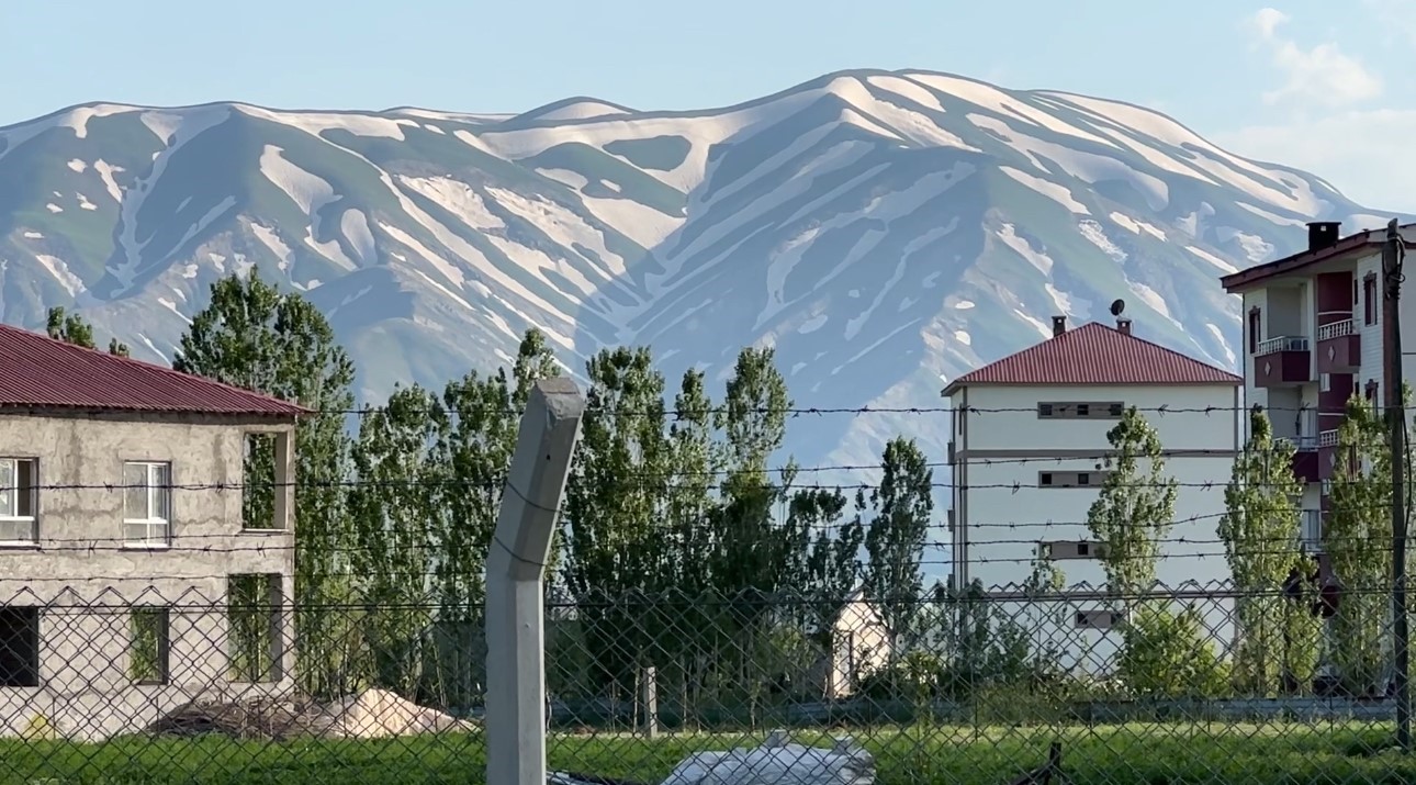 yuksekova-nin-zebra-gorunumlu-karli-daglari-ilgi-goruyor