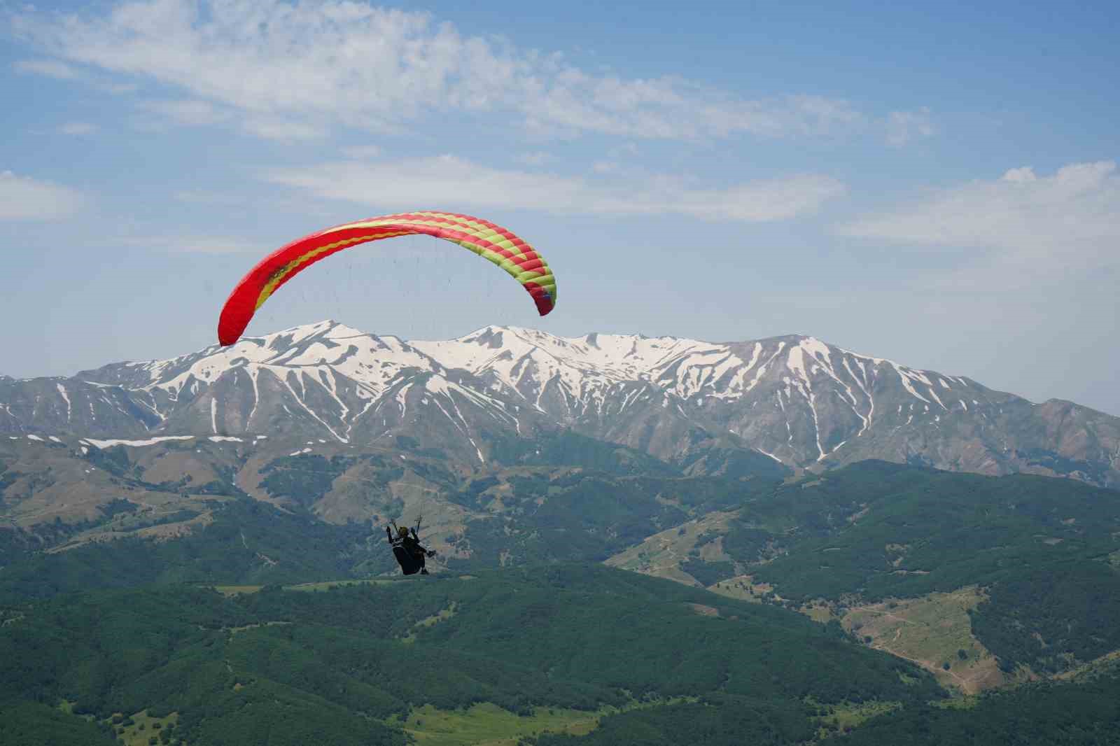 mus-ta-turkiye-yamac-parasutu-mesafe-yarismasi-basladi