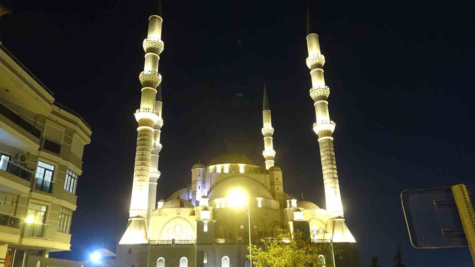 mevlid-kandili-nde-abdulhamid-han-camii-doldu-tasti