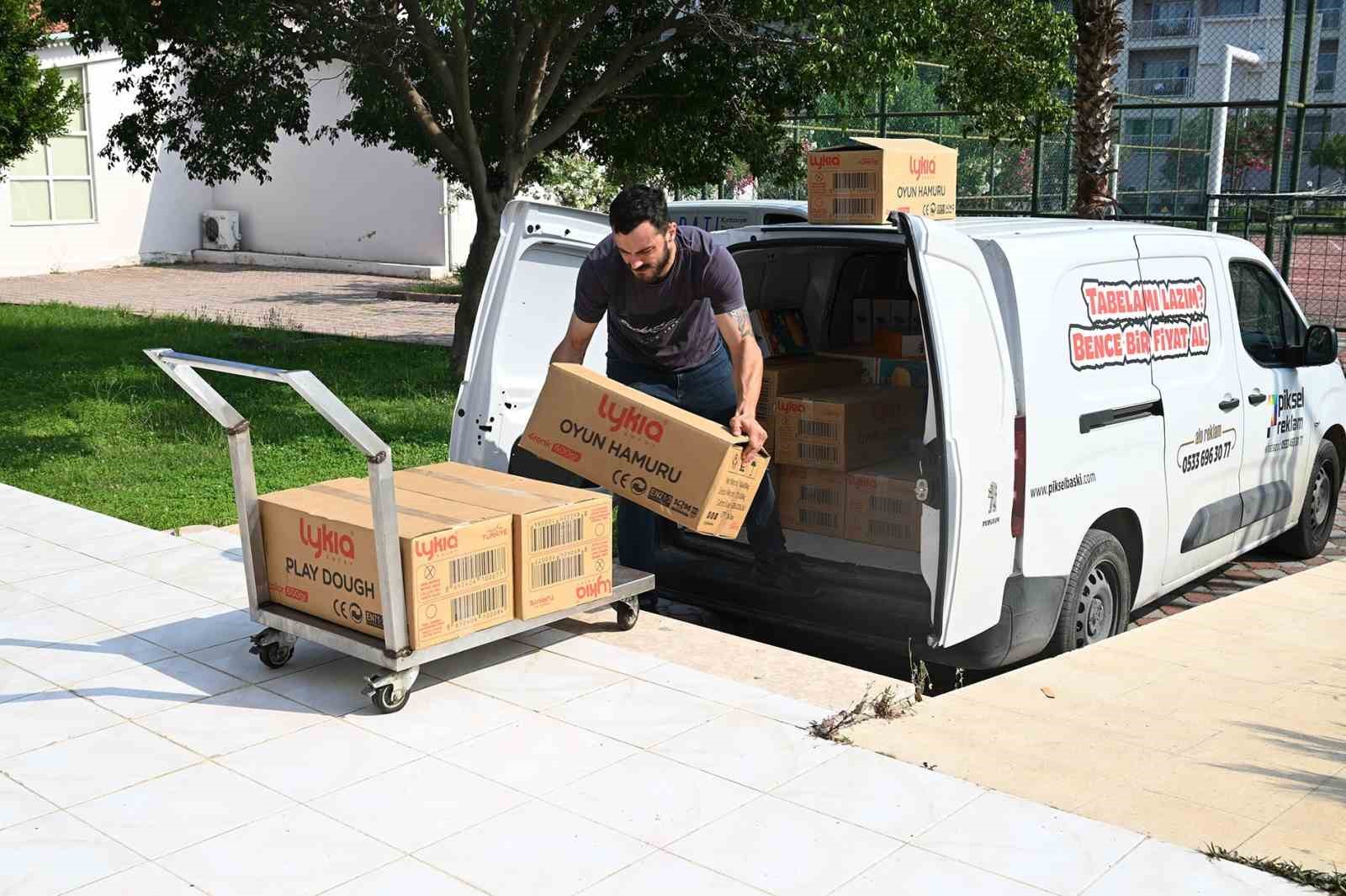 ogrencilerin-yeni-sezonda-kirtasiye-malzemeleri-kemer-belediyesi-nden