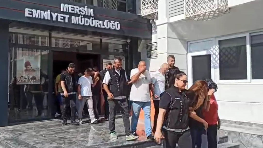 hastane-otoparkindaki-aractan-256-bin-900-uyusturucu-hap-cikti-2-supheli-tutuklandi
