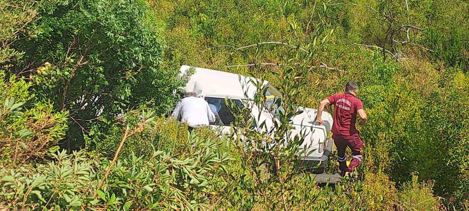 5-metreden-sarampole-yuvarlanan-otomobildeki-2-kisi-yaralandi