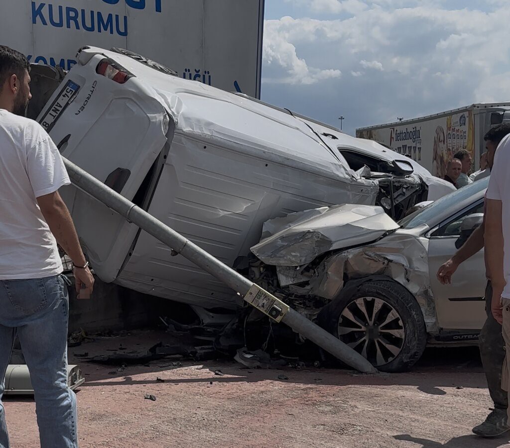 araclar-birbirine-girdi-yan-yatan-panelvan-duvar-ile-suv-arasinda-kaldi