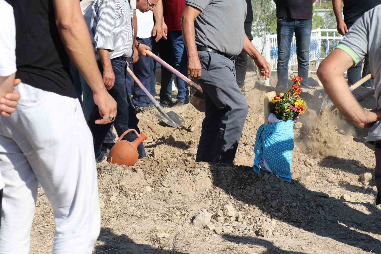 dogumda-annesiyle-birlikte-olen-guney-in-kundagi-mezar-tasina-sarildi