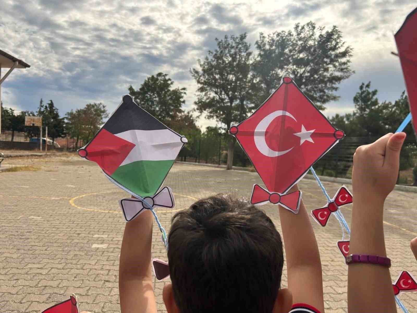 balikesir-in-20-ilcesinden-gokyuzune-baris-ve-umut-mesaji