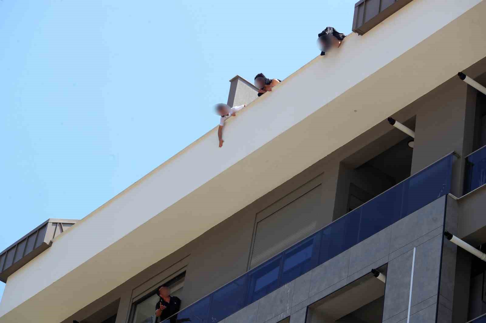 paralarini-alamadigini-iddia-eden-isciler-insaatin-catisina-cikti