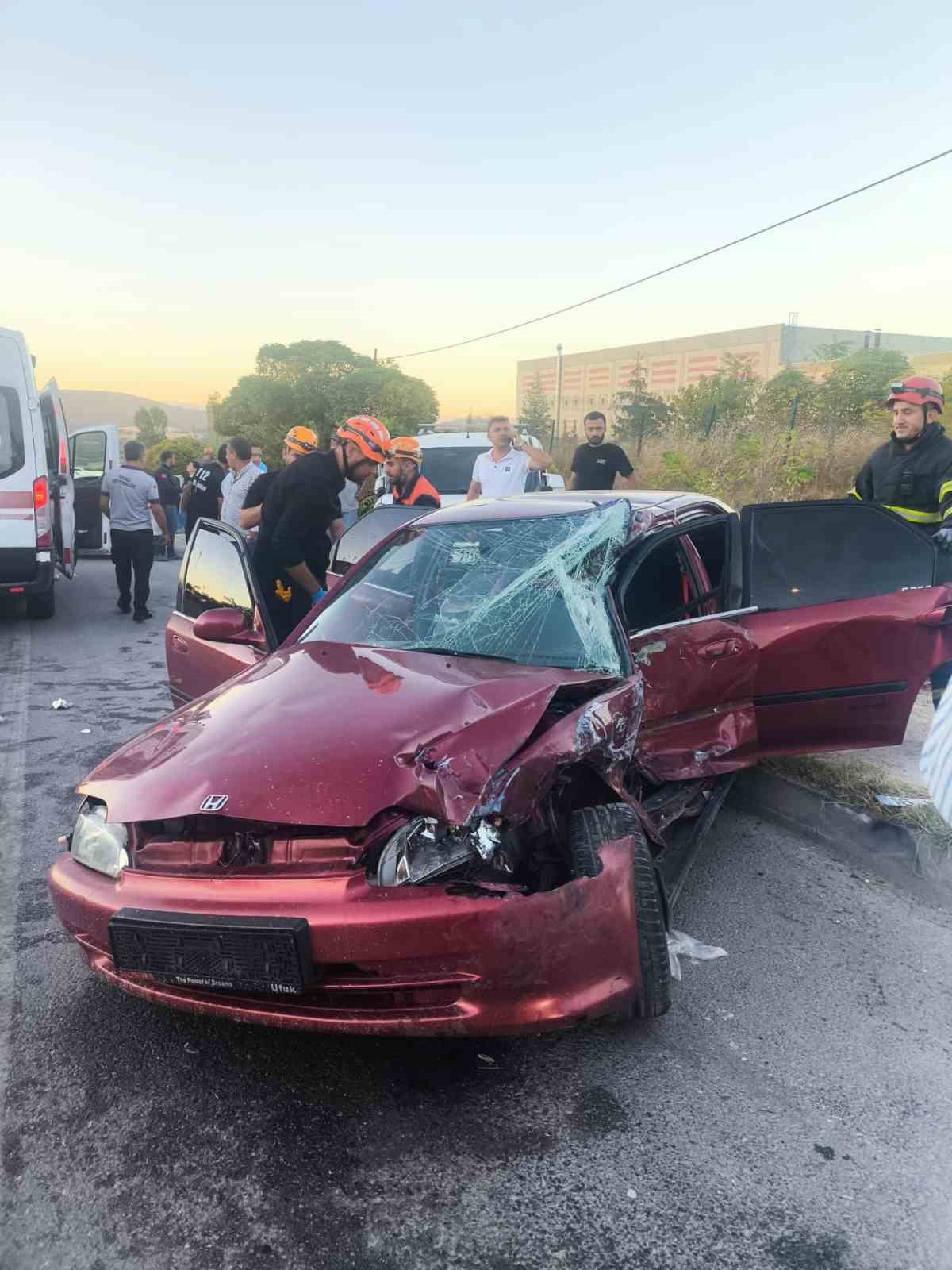 bilecik-te-meydana-gelen-trafik-kazasinda-1-i-agir-3-kisi-yaralandi