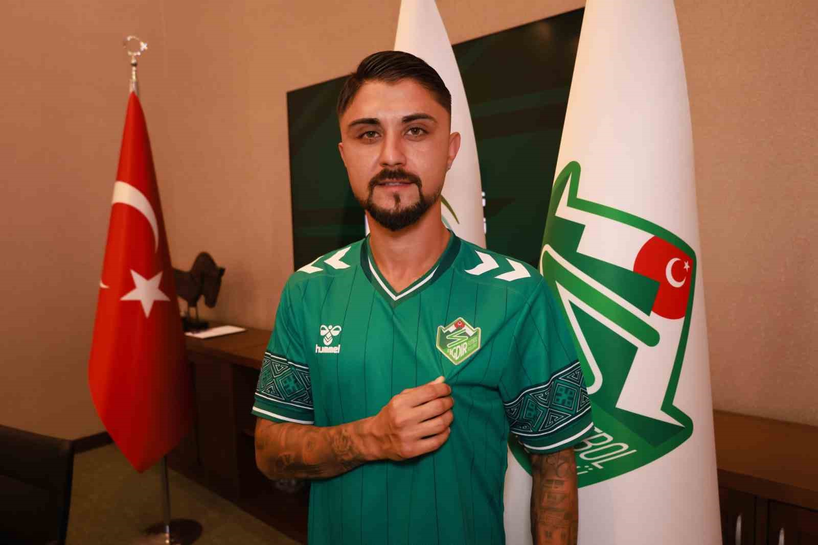 igdir-fk-dino-hotic-ve-soner-gonul-u-kadrosuna-katti