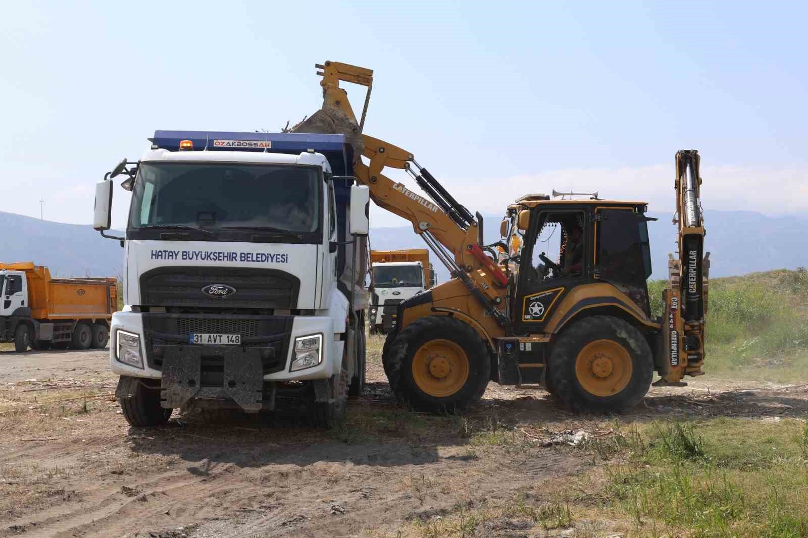 hatay-buyuksehir-belediyesi-samandag-sahilinde-temizlik-ve-koruma-calismalarini-surduruyor