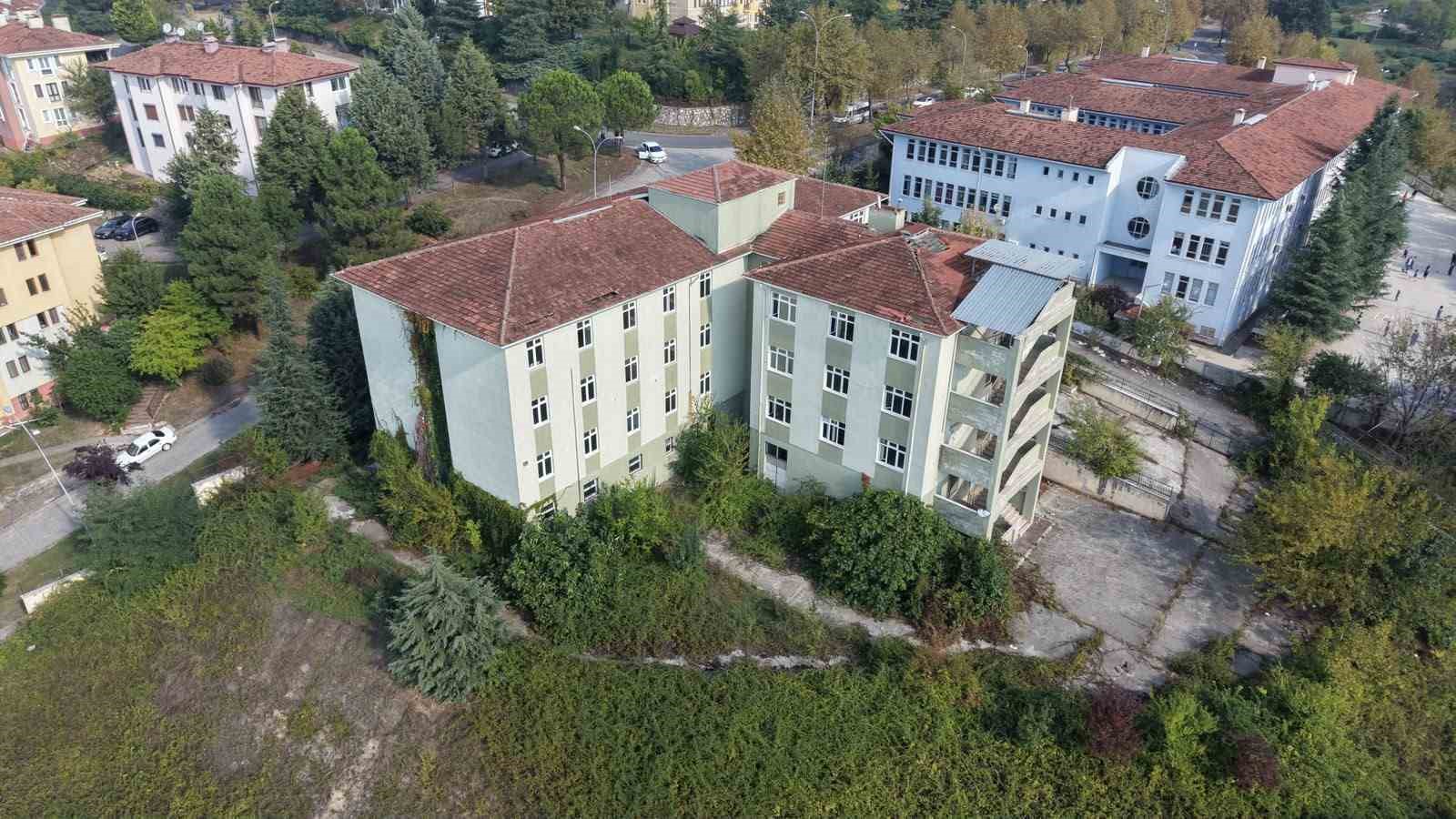 duzce-de-eski-saglik-meslek-lisesi-huzurevi-olacak