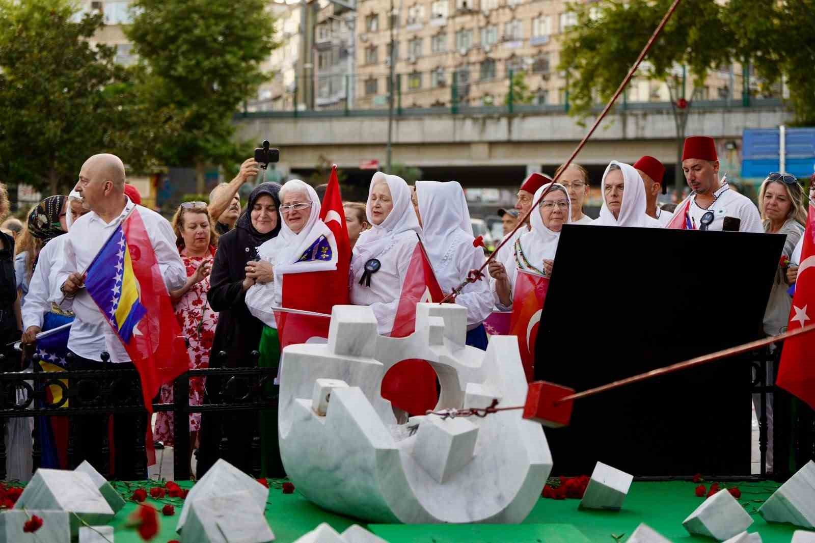 srebrenitsa-soykirimi-sehitleri-kartal-da-karanfillerle-anildi