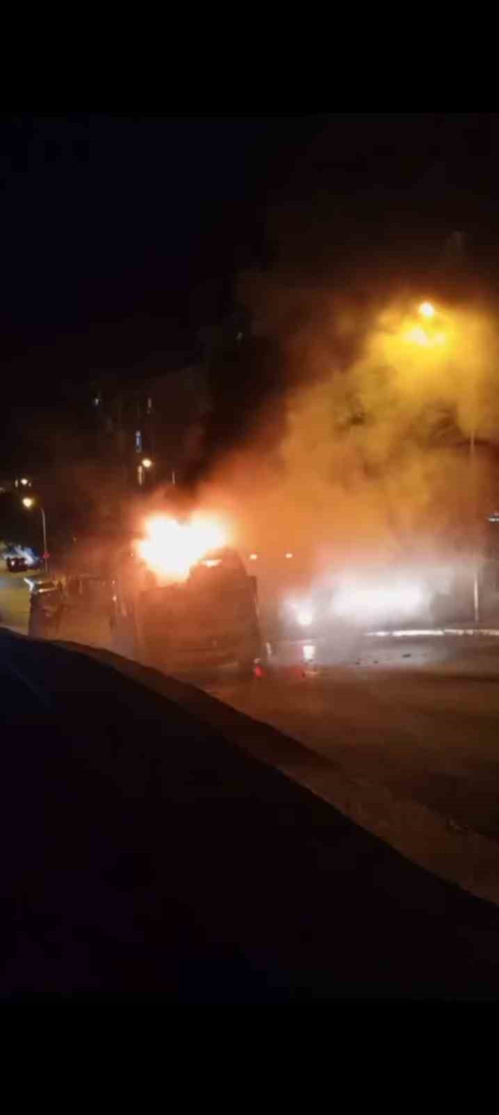 kartal-da-minibus-yangini-pes-pese-patlamalar-panige-neden-oldu
