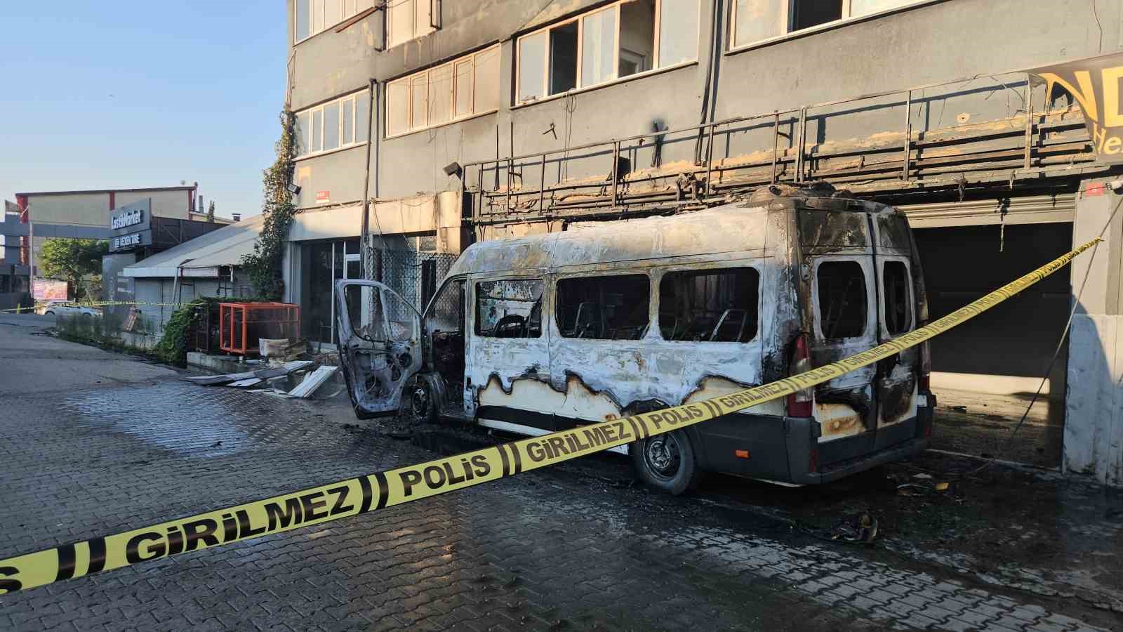 ikitelli-de-sanayi-sitesinde-minibuste-cikan-yangin-dukkana-sicradi-kundaklama-suphesi-uzerinde-duruluyor