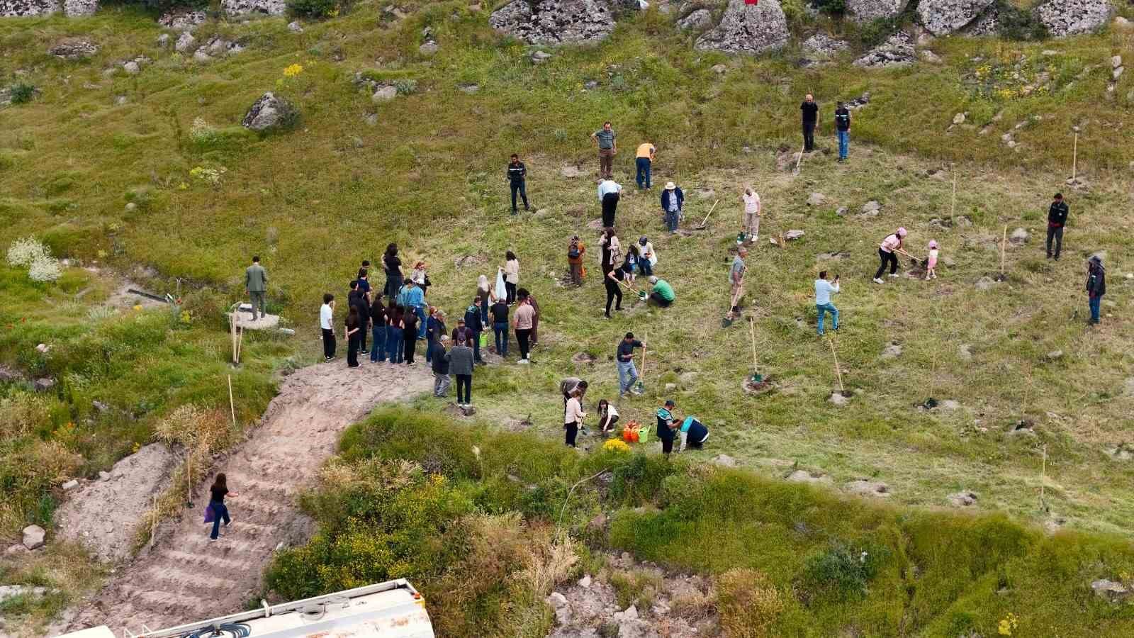 buyuksehir-300-fidani-toprakla-bulusturdu