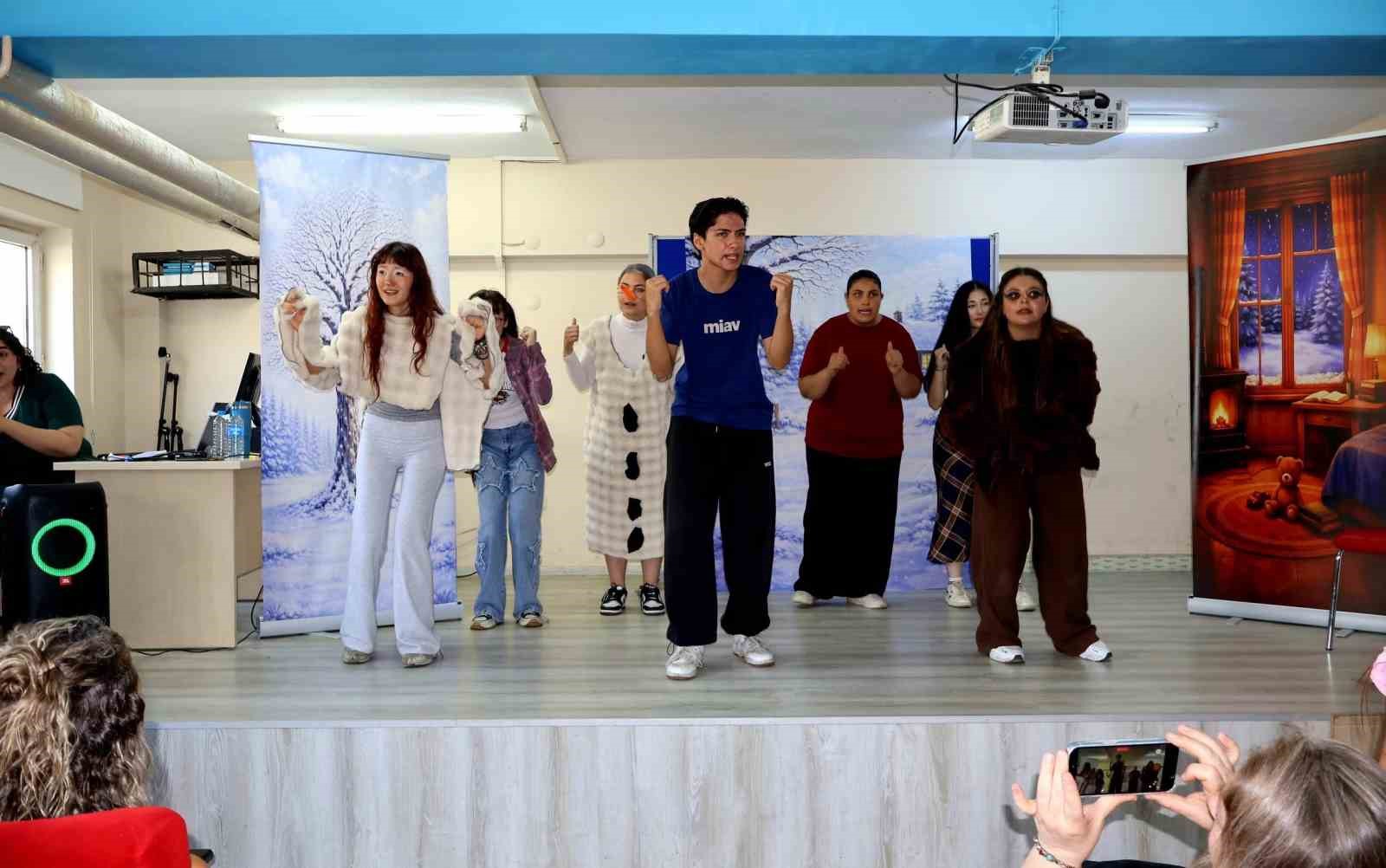 gezici-tiyatro-ogrencileri-sanatla-bulusturdu